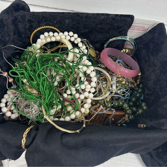 5 pounds of craft jewelry bundle vintage to current for repurpose - Picture 5 of 12
